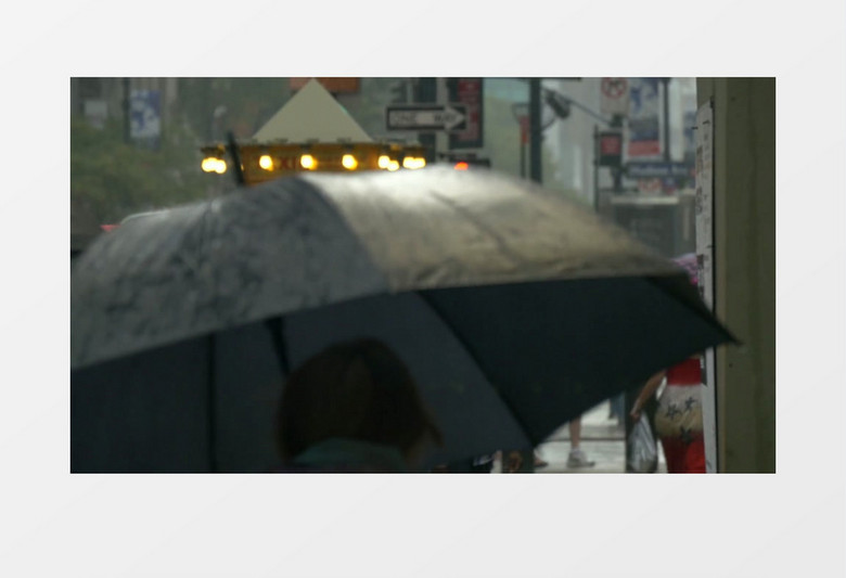 高清实拍在绵绵小雨的天气人们打着伞在行走实拍视频素材 