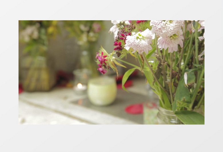 高清实拍桌子上美丽的插花燃烧的蜡烛实拍视频素材