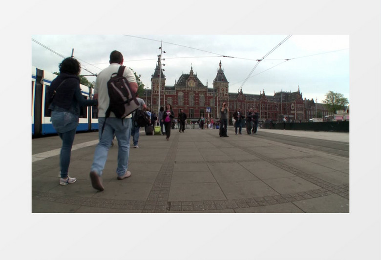 高清实拍欧洲建筑前的广场上行走的人群实拍视频素材