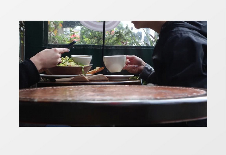 高清唯美拍摄实恩爱夫妇在餐厅享用美食实拍视频