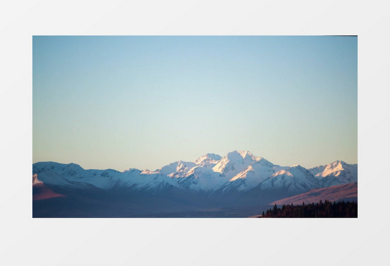 高清远景唯美拍摄日光照在白雪覆盖的山脉新西兰美景实拍视频