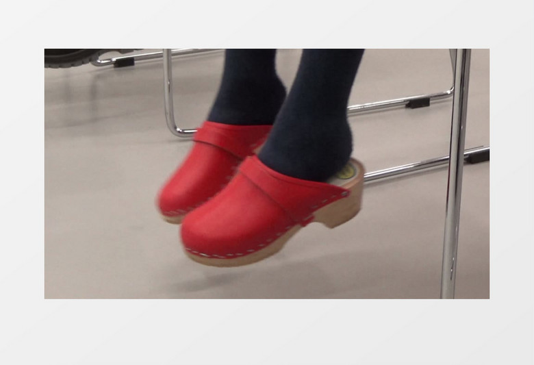 小孩坐在凳子上双腿前后摆动实拍视频素材