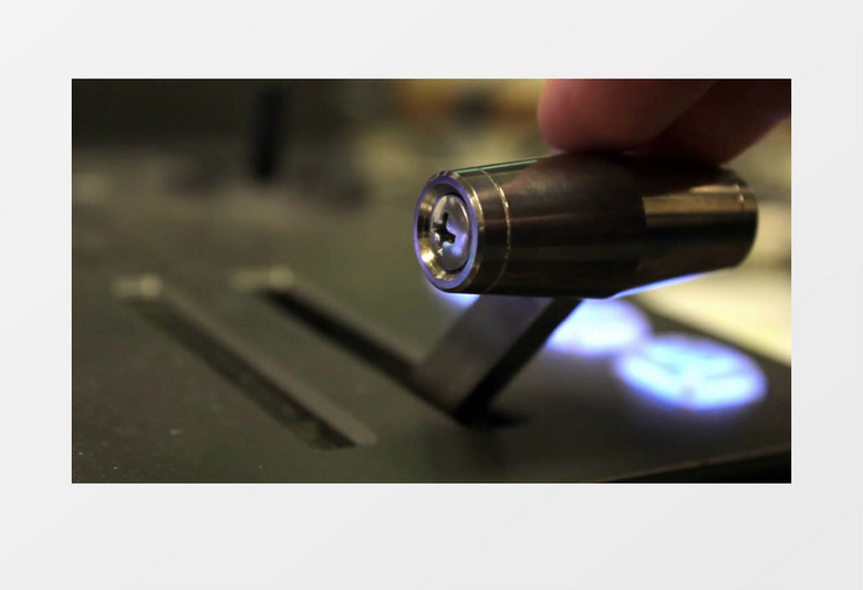 电视演播室里用切换器编辑视频实拍视频