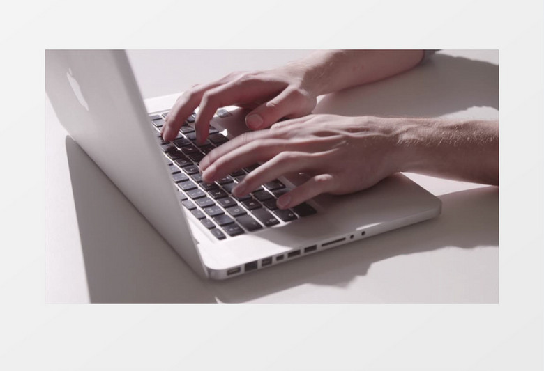 互联网笔记本电脑敲打键盘冲浪实拍视频素材
