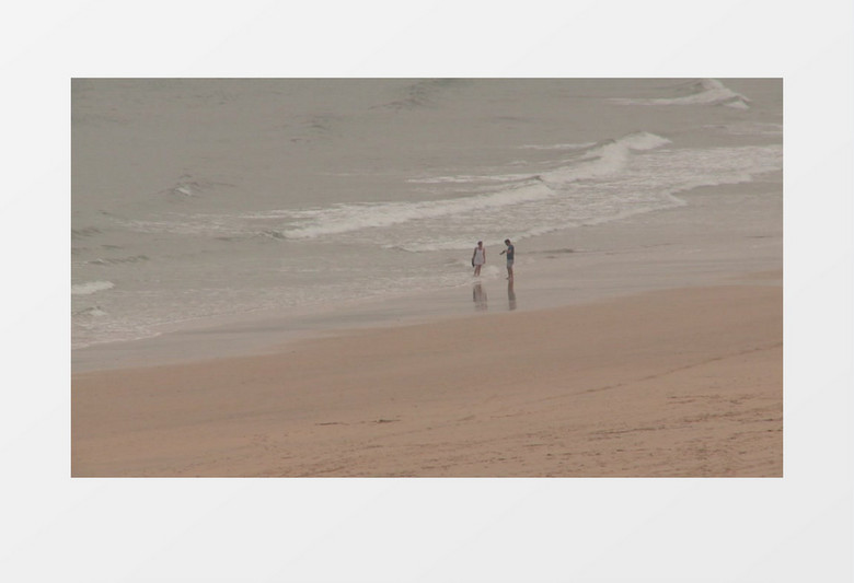 海滩上浪漫的情侣实拍视频素材