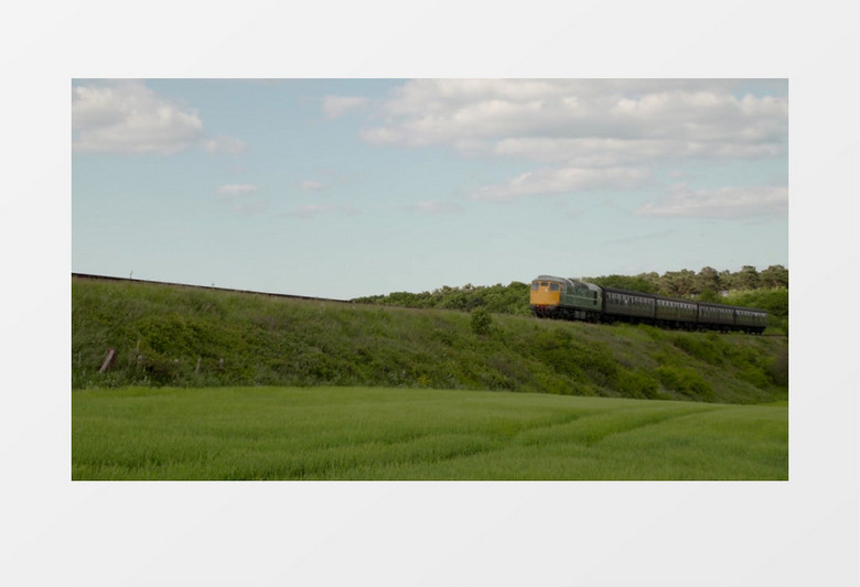 高清实拍在美丽的大草原上有一列火车缓缓驶过实拍视频素材