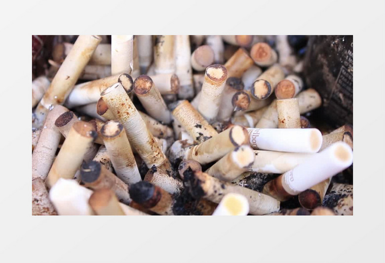 堆满的烟头的烟灰缸实拍视频素材