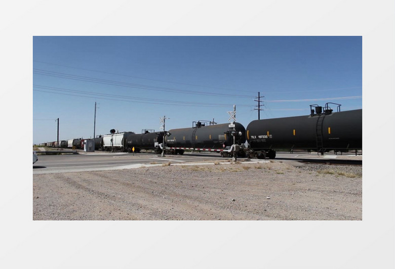 装满油罐的火车正在穿行过马路实拍视频素材