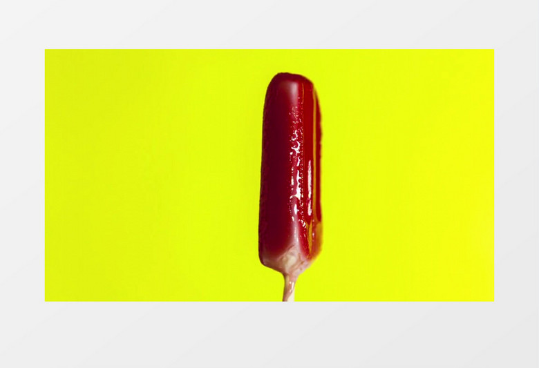 黄色背景下高清制作雪糕融化过程视频素材