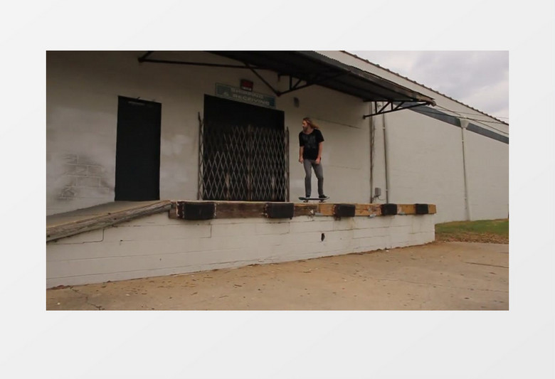 高清实拍滑板爱好者在废弃仓库面前炫技实拍视频素材