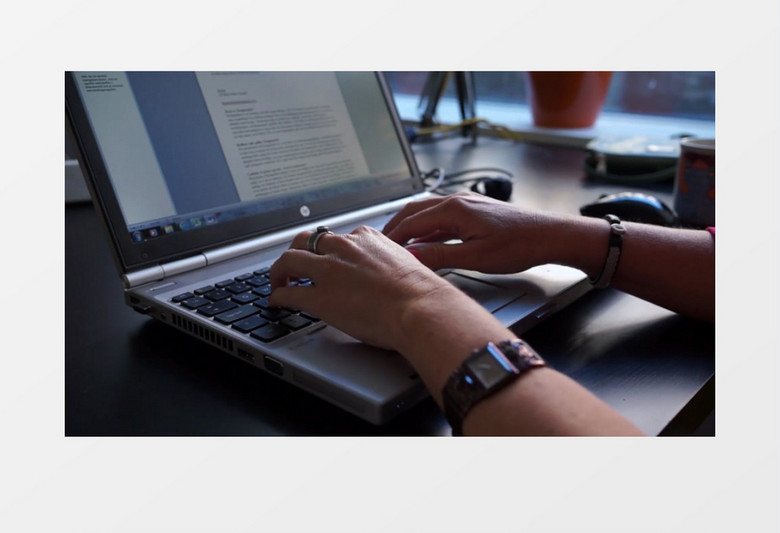 女子用键盘在Word文档中打字特写实拍视频