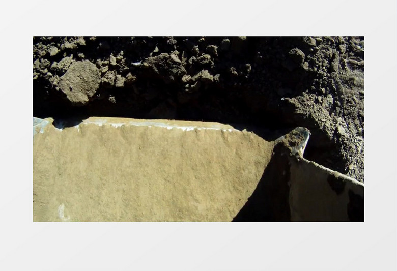 建筑者操控挖掘机建设实拍视频