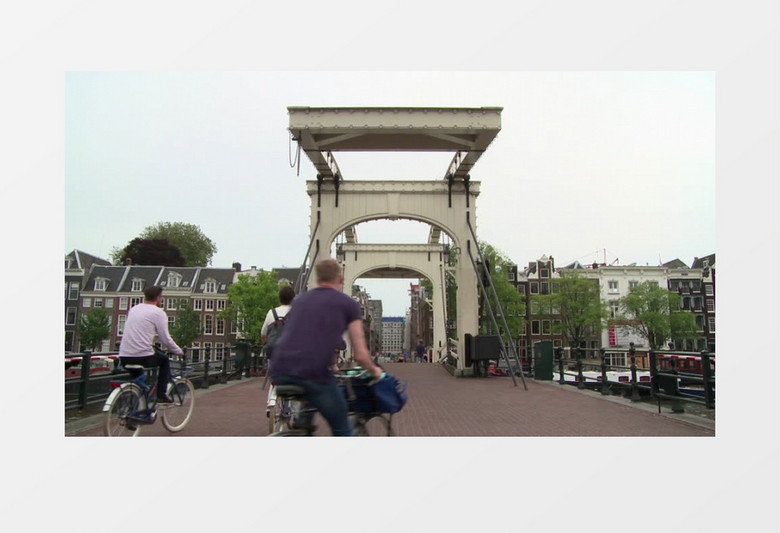 游人骑着自行车经过桥上实拍视频