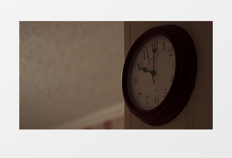 特写拍摄挂在墙上的钟表指针走动转动实拍视频素材