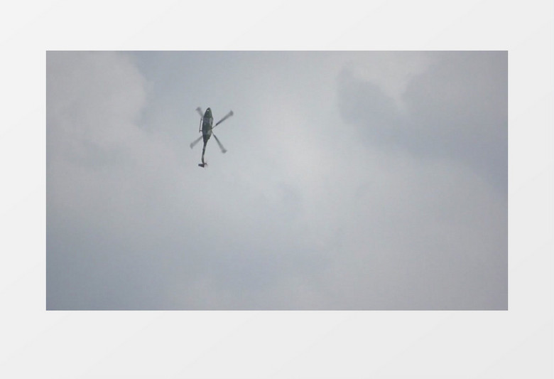 直升机缓慢在空中飞行实拍视频