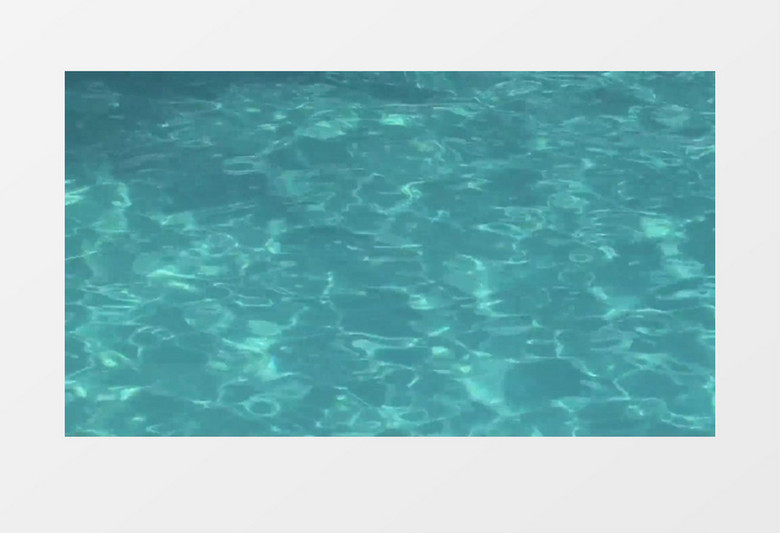 蓝色泳池中的水波动实拍视频