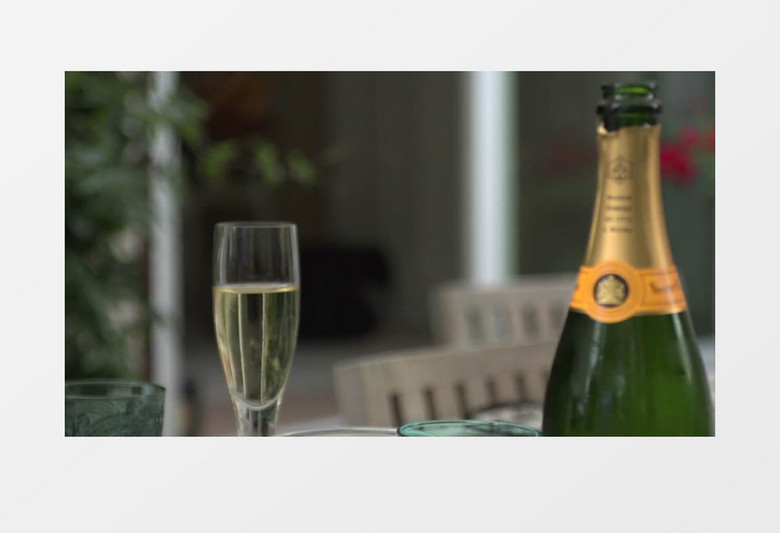 玻璃杯与香槟实拍视频