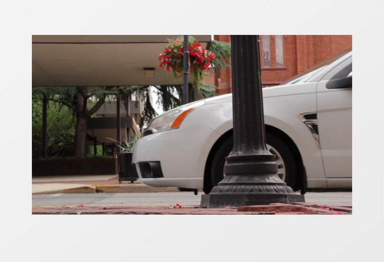 城市人行道上忙碌的汽车实拍视频