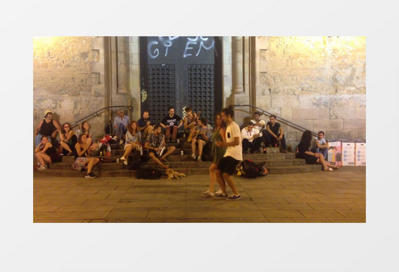  巴塞罗那年轻幸福广场男女跳舞实拍视频素材