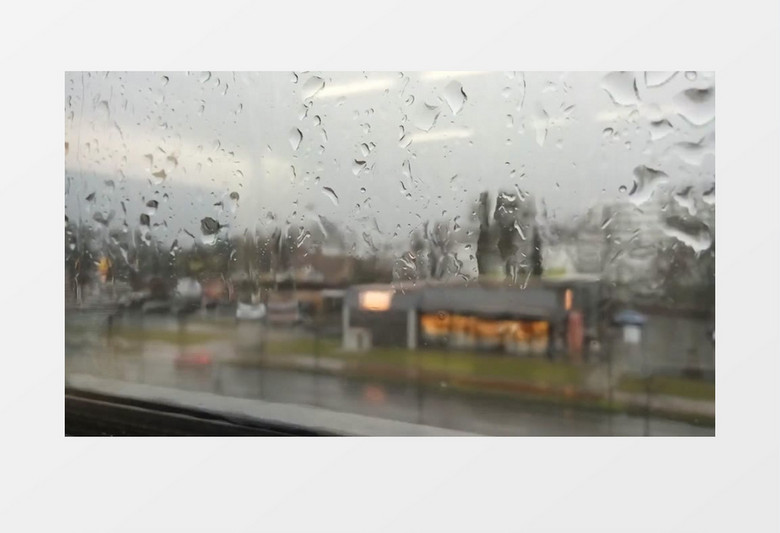 汽车窗外下雨镜像车辆模糊实拍视频素材