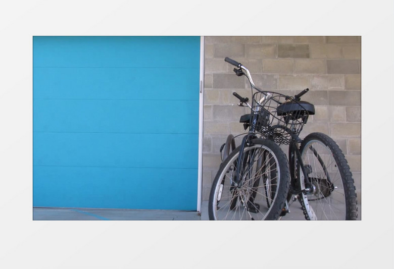 蓝色的门前停放了两辆自行车实拍视频素材