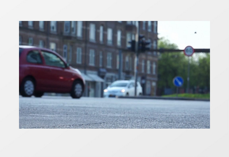 城市街头来往的汽车实拍视频素材