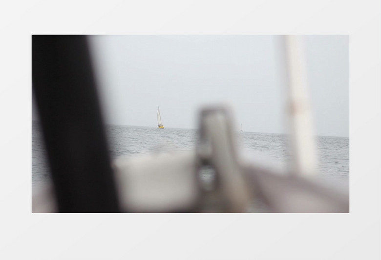 虚实景结果拍摄快艇在海面上起起沉沉实拍视频素材
