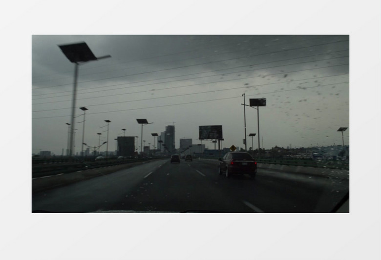 高清实拍阴雨天气汽车在公路上快速行进实拍视频素材