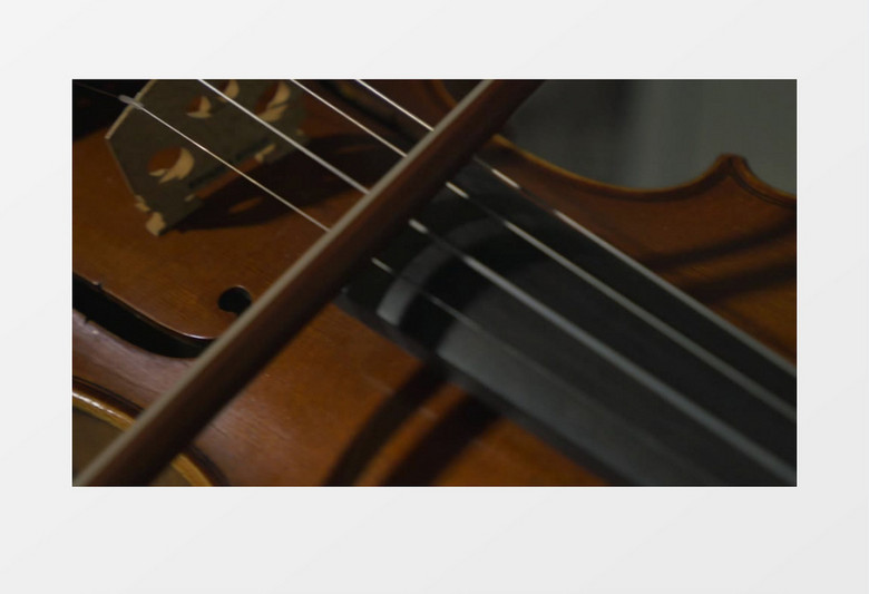 小提琴拉动琴弦奏出美妙的乐声实拍视频素材
