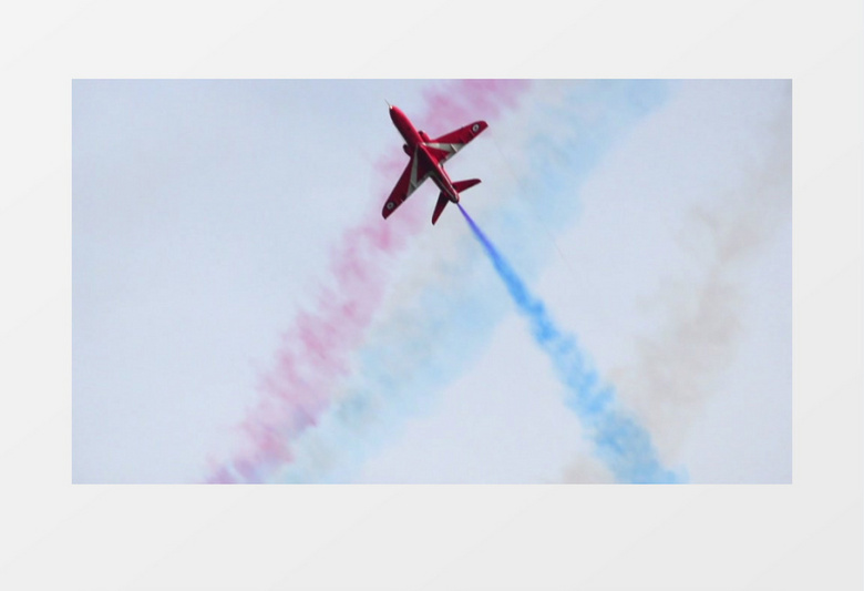 喷气式飞机喷出彩色的烟雾起飞升空实拍视频素材