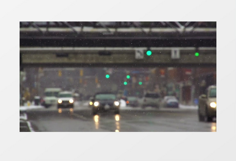 模糊散景拍摄冬天下雪天城市街道车辆驶过行驶实拍视频素材