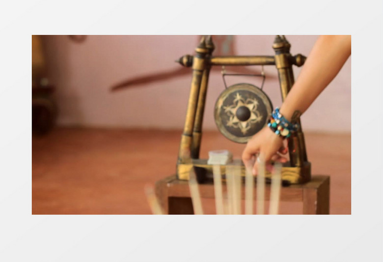 近距离拍摄仪式祈祷香烛敲击铜鼓实拍视频素材