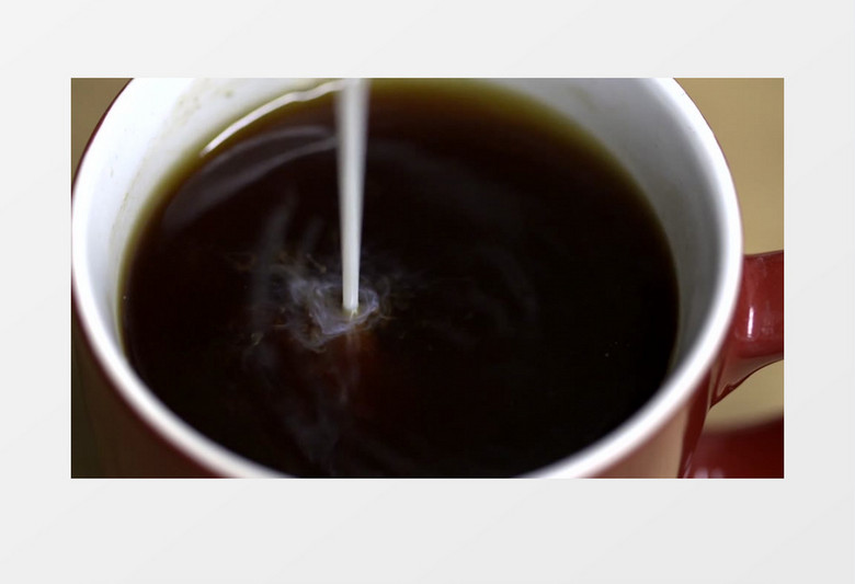 高清近距离特写拍摄装了咖啡的咖啡杯倒入热牛奶实拍视频素材