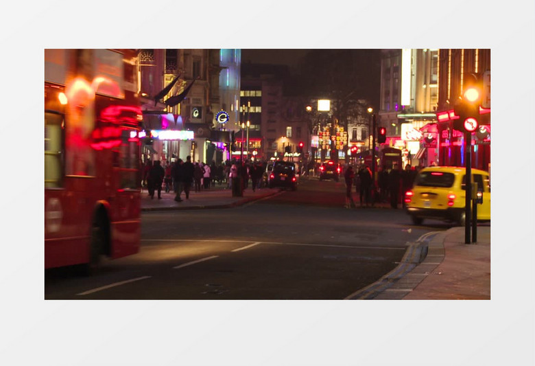 伦敦夜间广场拥挤的人群实拍视频