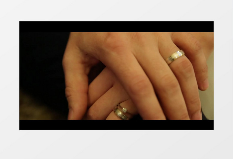 戴着情侣戒指的夫妇握着彼此的手