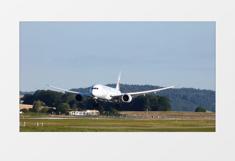 机场跑道航空公司飞机降落实拍视频素材