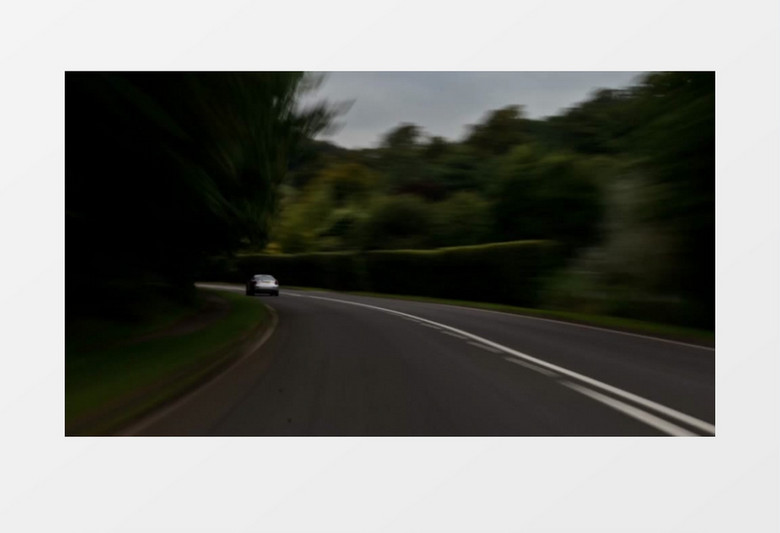 司机在弯曲的公路上急速转弯实拍视频素材