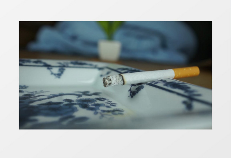 烟灰缸里面燃烧的香烟实拍视频