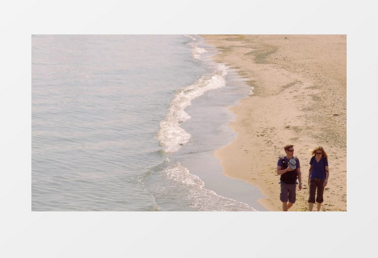 海滩边一家三口漫步实拍视频素材