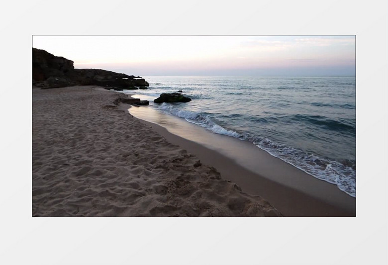 特写拍摄户外日落日出黄昏海滩沙滩波浪波光粼粼实拍视频素材