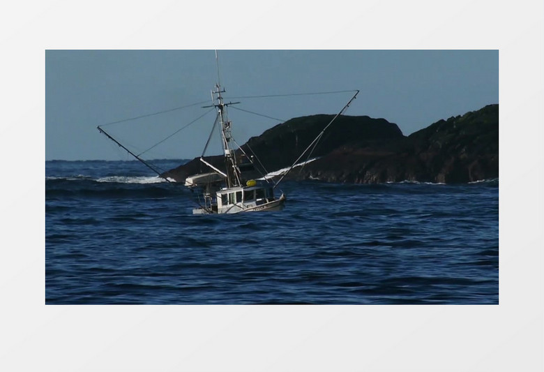 海水中飘扬的船只实拍视频素材
