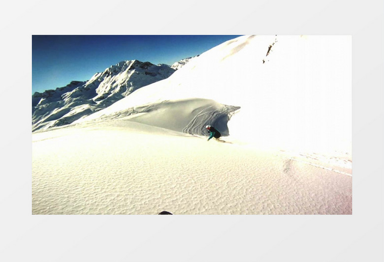 一个人在雪山上滑雪实拍视频素材