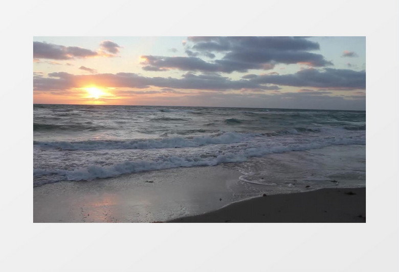 黄昏日落美丽的海滩沙滩浪花朵朵实拍视频素材