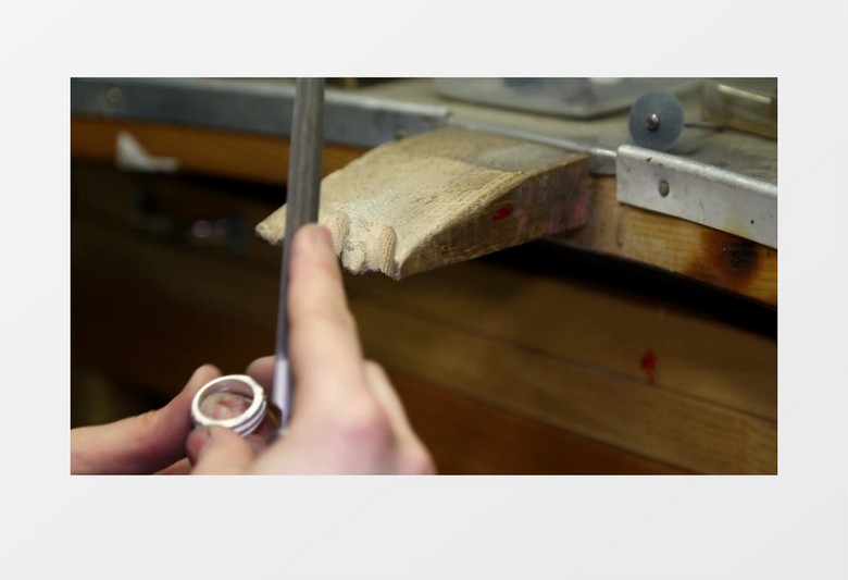 工作台贵金属首饰戒指打磨实拍视频素材