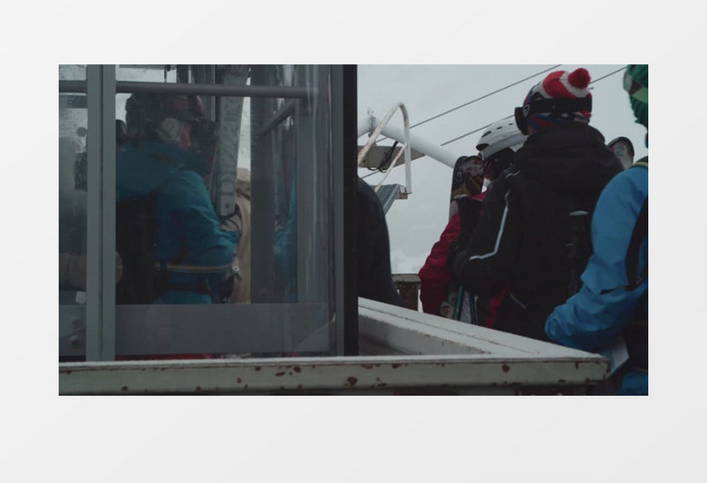 冬天户外滑雪度假村滑雪缆车陈站上下人实拍视频素材