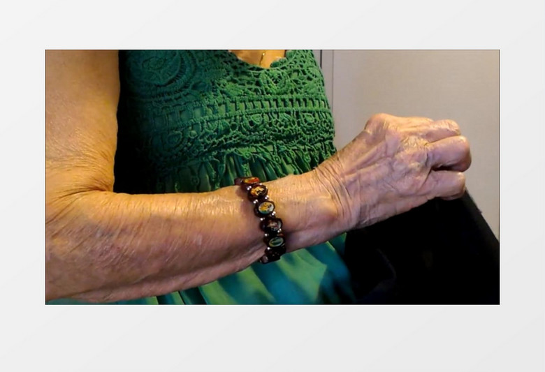 沧桑老人缝补衣服实拍视频素材