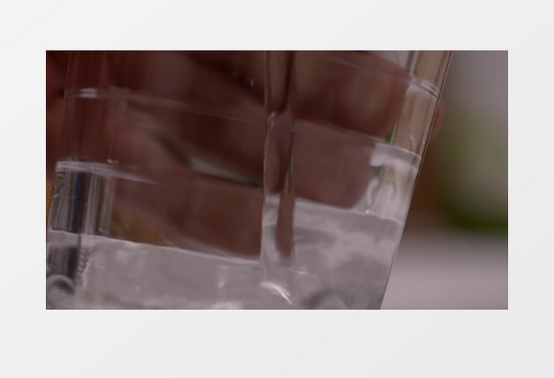 瓶子接水近距离高清实拍视频素材