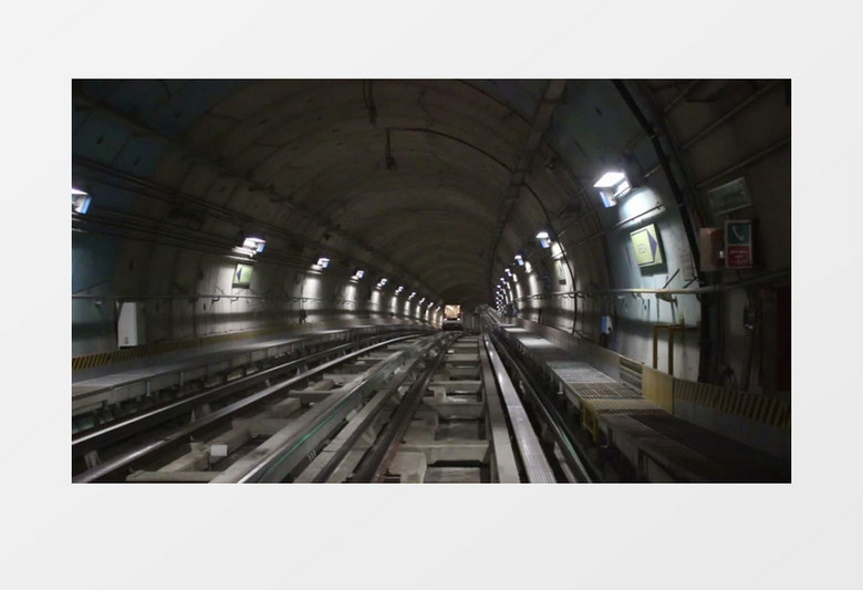 正在地下隧道行驶的地铁实拍视频素材