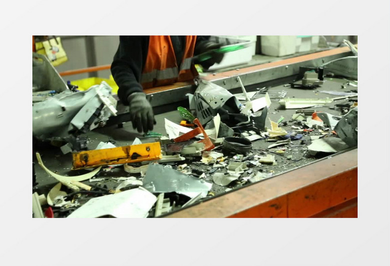 工人回收电子废弃物里垃圾实拍视频素材