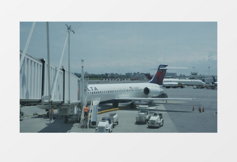 飞机场工作人员登机实拍视频素材